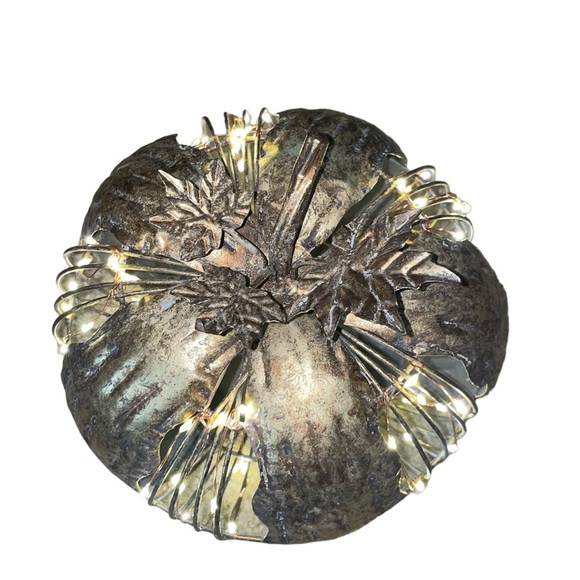 Metal pumpkin with warm twinkling lights in gold / bronze color - Picture 9 of 11